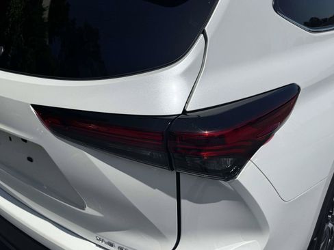 Used 2023 Toyota Highlander XLE AWD/4WD image 10