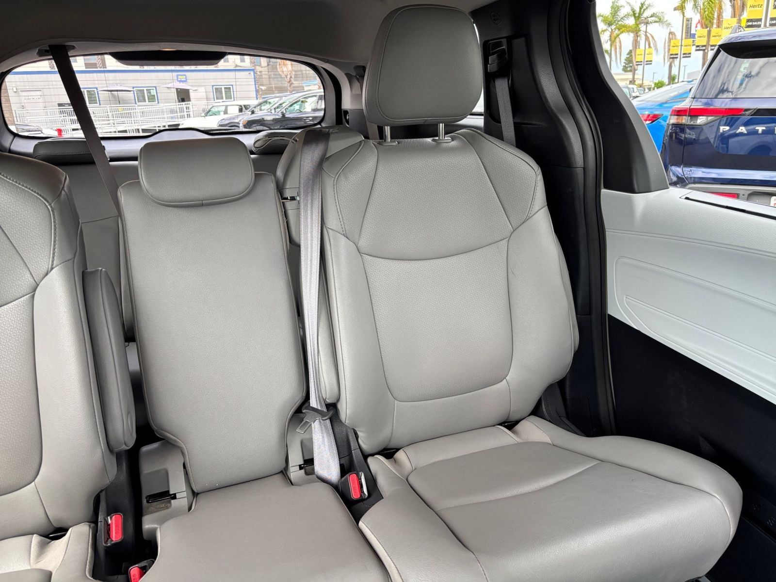 Used 2025 Toyota Sienna XLE FWD image 39