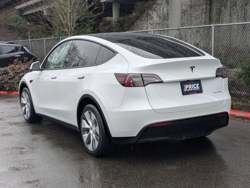 Used 2022 Tesla Model Y Long Range image 8