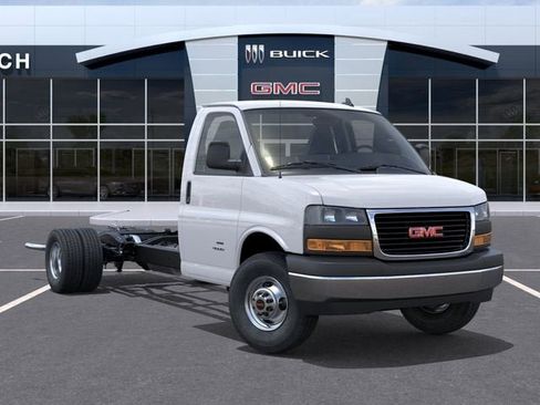 New 2026 GMC Savana 4500 w/ Power Convenience Package RWD image 7