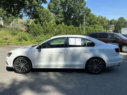 Used 2017 Volkswagen Jetta Sport w/ Jetta Sport Lighting Package FWD image 2