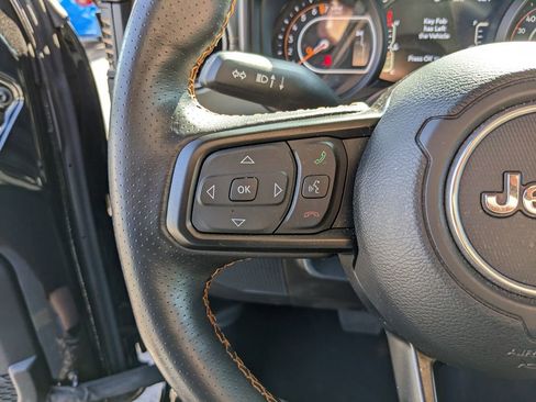 Used 2024 Jeep Gladiator Mojave w/ Technology Group image 31