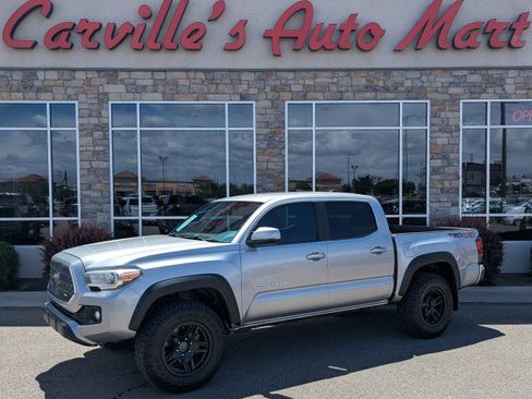 Used 2018 Toyota Tacoma TRD Off-Road AWD/4WD image 1