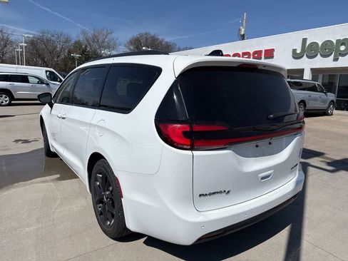 Used 2025 Chrysler Pacifica Limited FWD image 19