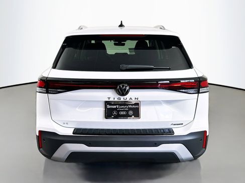Used 2025 Volkswagen Tiguan SE image 6
