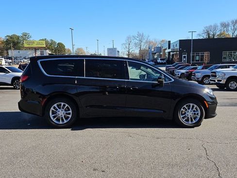 New 2026 Chrysler Pacifica Select image 18