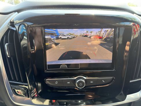 Used 2021 Chevrolet Traverse LS FWD image 33