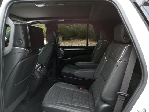 Used 2025 Cadillac Escalade V w/ LPO, ONYX Package image 24