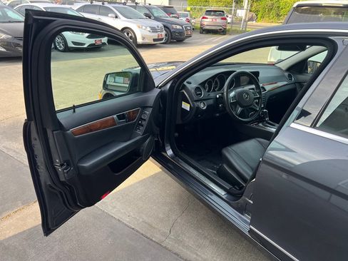 Used 2013 Mercedes-Benz C 300 4MATIC Sedan image 9