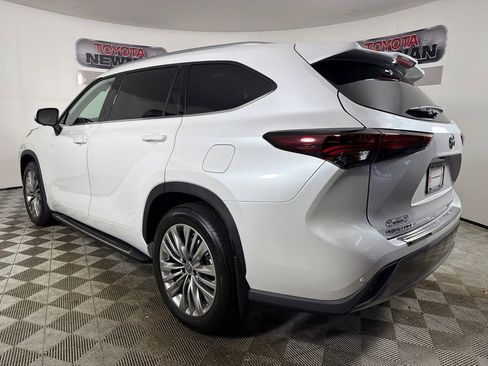 Used 2026 Toyota Highlander Platinum AWD/4WD image 6