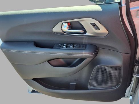 New 2026 Chrysler Pacifica Select image 15