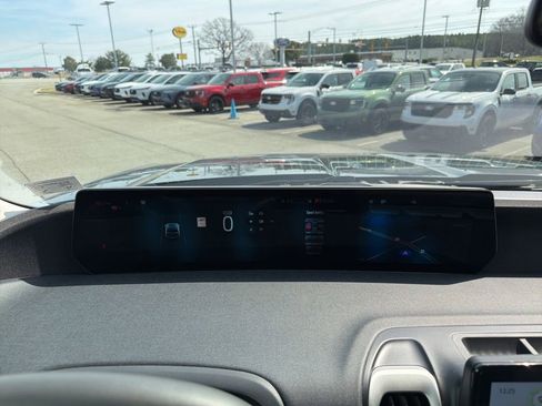 Certified 2025 Ford Expedition Active AWD/4WD image 27