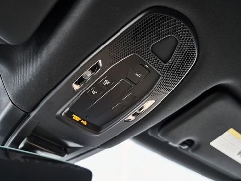 Used 2025 Porsche Cayenne AWD/4WD image 77