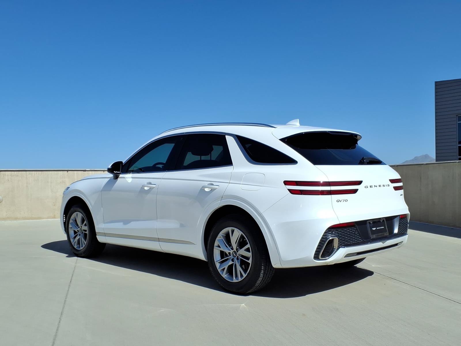 Certified 2022 Genesis GV70 2.5T AWD/4WD image 3