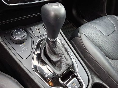 Used 2021 Jeep Cherokee Limited image 16