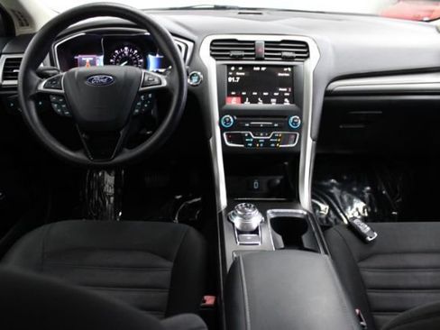 Used 2018 Ford Fusion SE FWD image 2