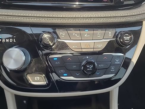 Used 2022 Chrysler Pacifica Limited FWD image 16