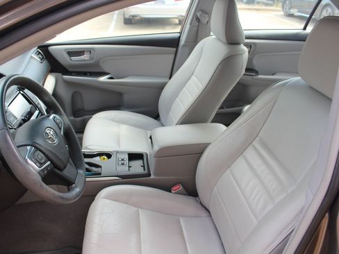 Used 2017 Toyota Camry XLE w/ Moonroof Package FWD image 24