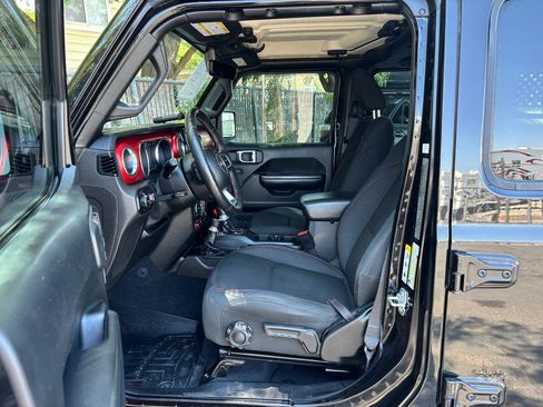 Used 2018 Jeep Wrangler Unlimited Rubicon AWD/4WD image 3