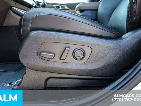 Used 2025 Kia Carnival FWD image 25