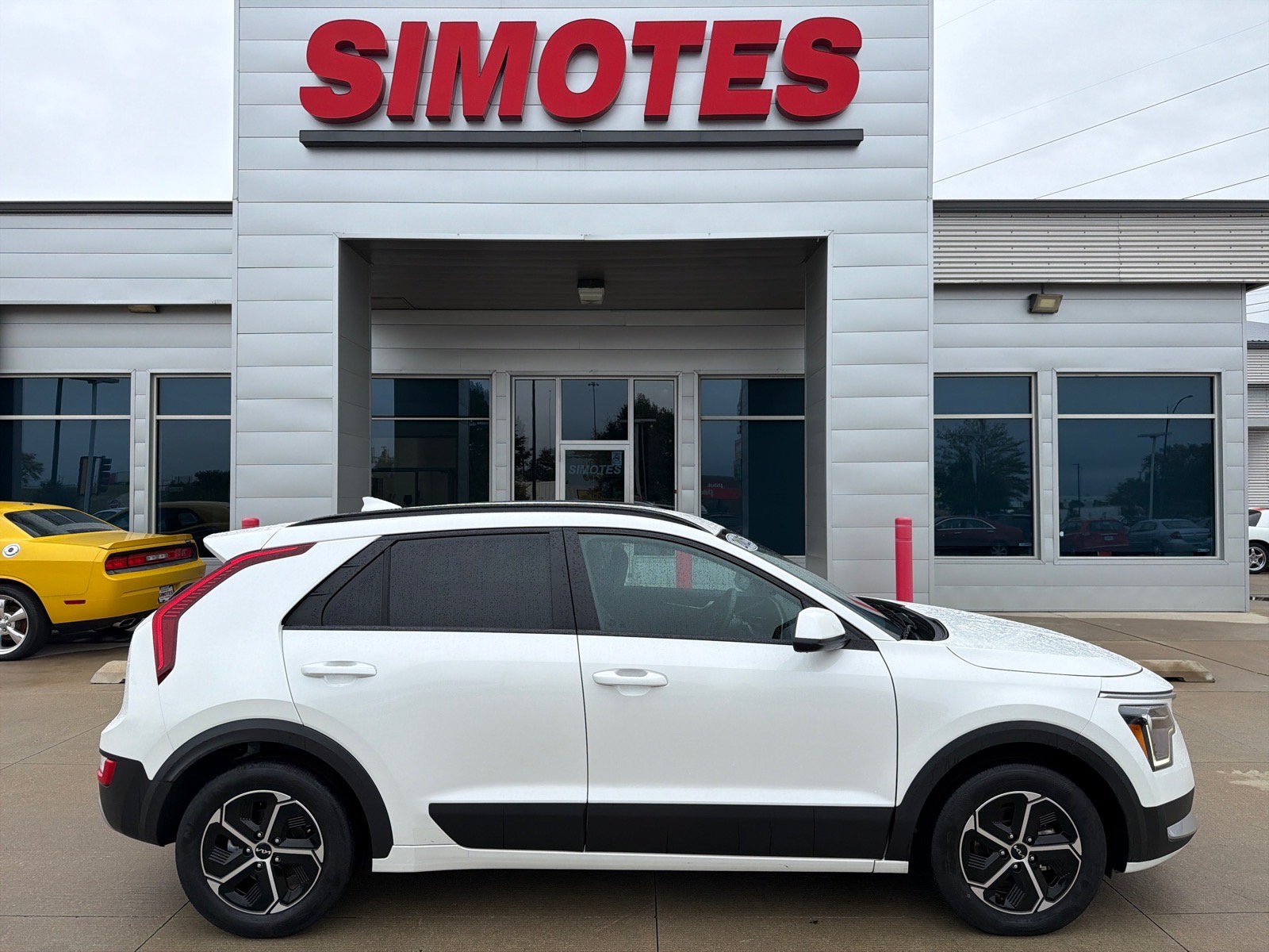 Used 2025 Kia Niro LX FWD image 1