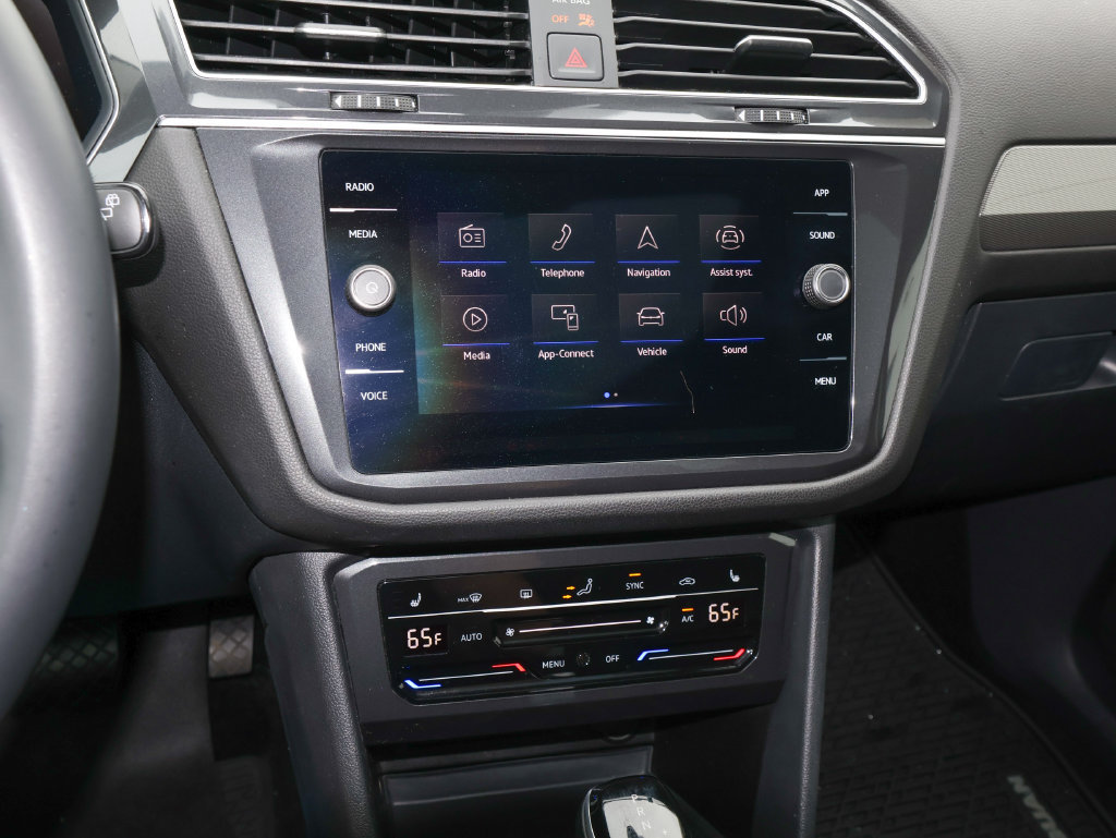 Used 2024 Volkswagen Tiguan SE w/ Panoramic Sunroof Package AWD/4WD image 19