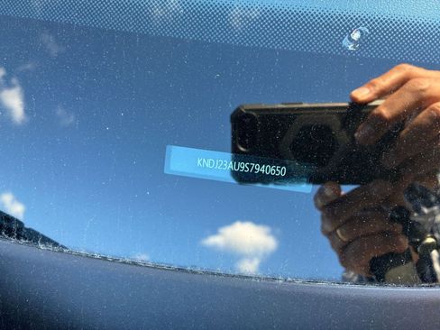 Used 2025 Kia Soul LX w/ LX Technology Package FWD image 22