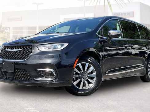 Used 2023 Chrysler Pacifica Limited FWD image 31