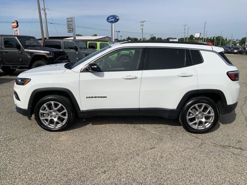 Used 2023 Jeep Compass Latitude AWD/4WD image 5