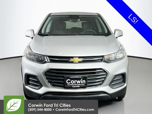 Used 2017 Chevrolet Trax LS AWD/4WD image 4