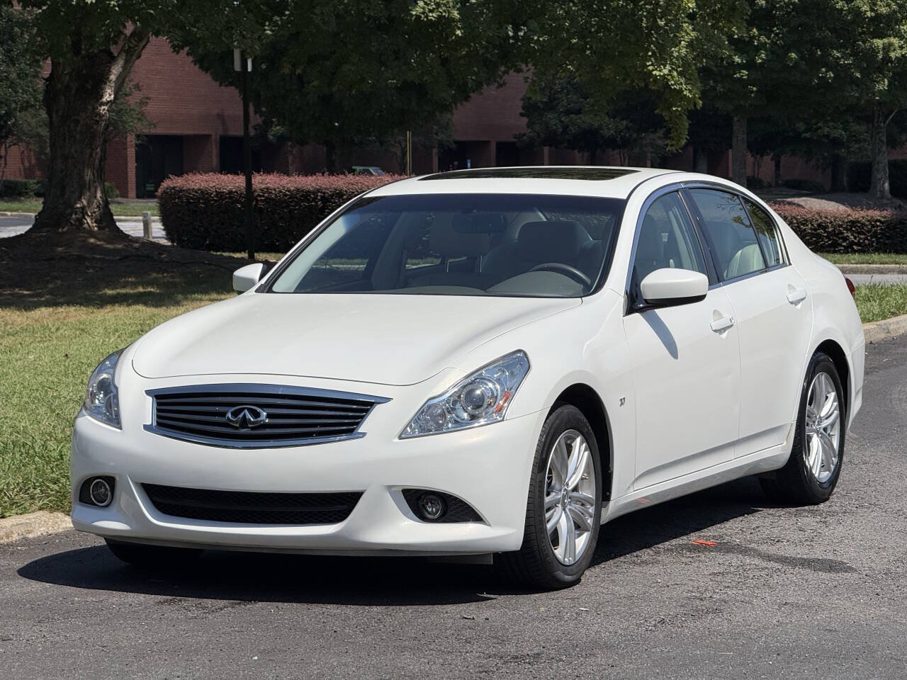 Used 2015 INFINITI Q40 w/ Moonroof Package RWD image 2