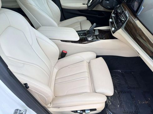 Used 2019 BMW 530i w/ Convenience Package RWD image 32