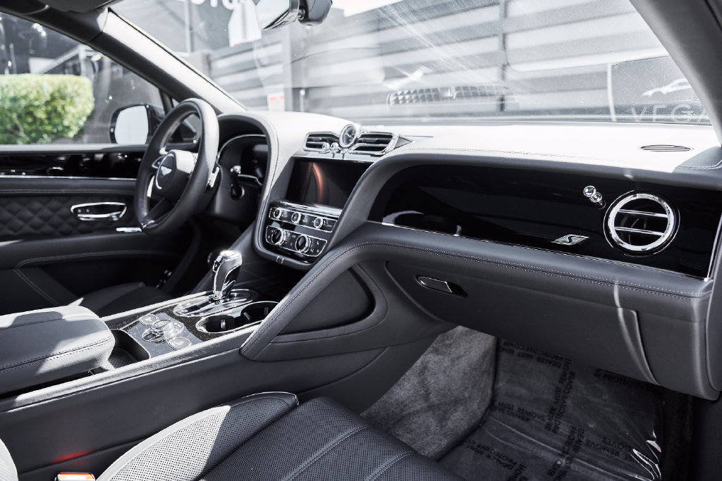 Used 2025 Bentley Bentayga AWD/4WD image 40