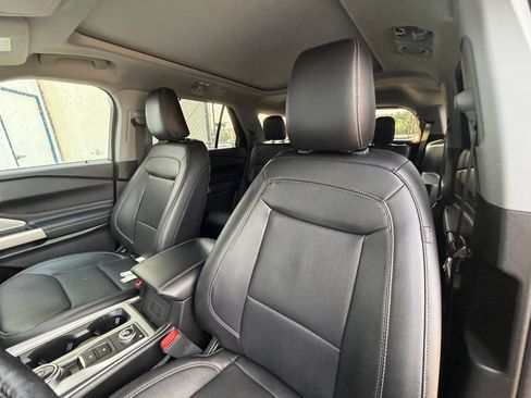 Used 2023 Ford Explorer Limited w/ Limited Technology Package AWD/4WD image 14