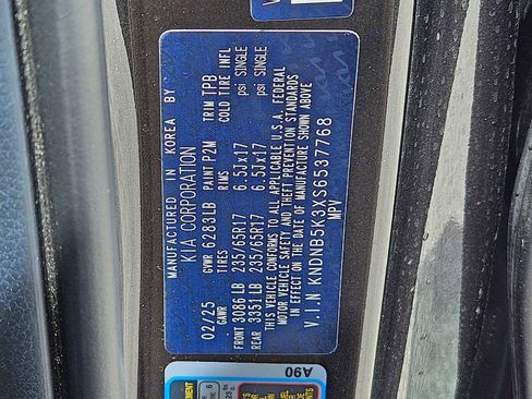 Used 2025 Kia Carnival FWD image 30