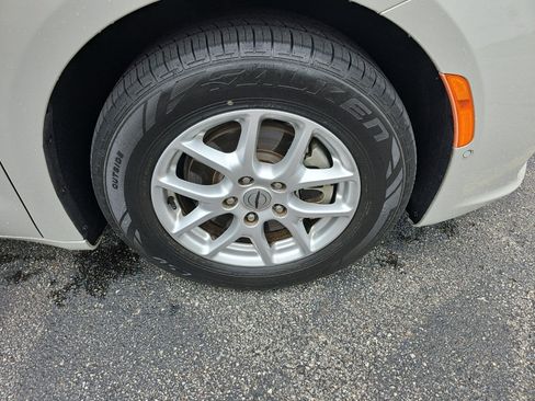 Used 2021 Chrysler Pacifica Touring-L w/ Uconnect Theater Family Group FWD image 10