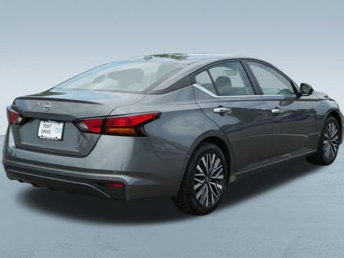 Used 2025 Nissan Altima 2.5 SV FWD image 9
