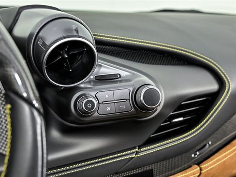 Used 2022 Ferrari F8 Tributo RWD image 34