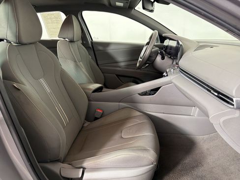 Used 2025 Hyundai Elantra SEL FWD image 23