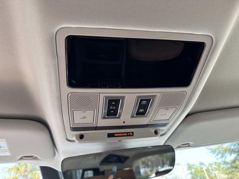 Used 2023 Land Rover Defender 110 SE image 27