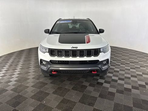 Used 2025 Jeep Compass Trailhawk AWD/4WD image 3