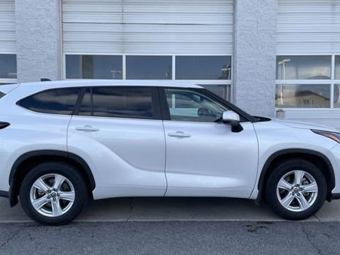 Used 2024 Toyota Highlander LE image 1