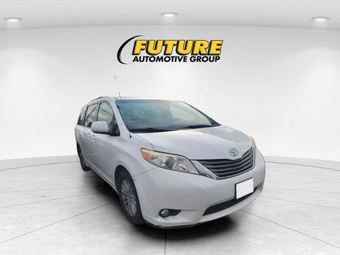 Used 2013 Toyota Sienna XLE FWD image 1