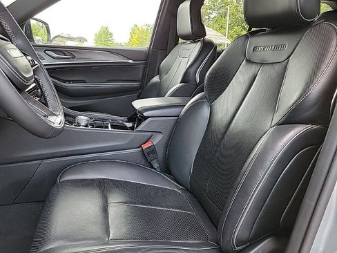 Used 2023 Jeep Grand Cherokee Overland w/ Luxury Tech Group IV AWD/4WD image 8