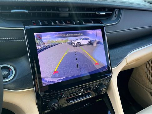 Used 2023 Jeep Grand Cherokee Limited image 28