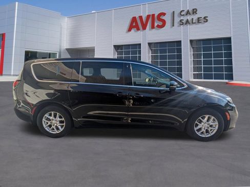 Used 2025 Chrysler Pacifica Select FWD image 5