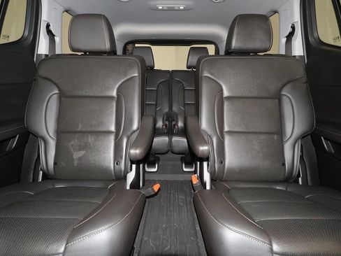 Used 2023 GMC Acadia SLT w/ Preferred Package FWD image 31