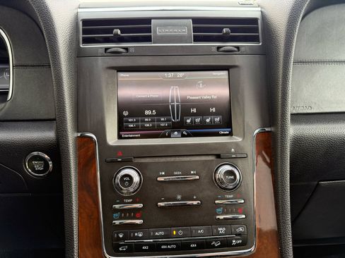 Used 2015 Lincoln Navigator 4WD 4dr image 31