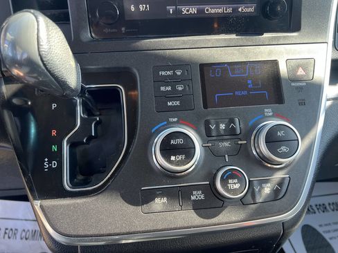 Used 2015 Toyota Sienna SE Premium image 39