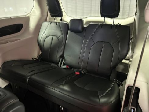 Used 2024 Chrysler Pacifica Touring-L w/ Uconnect Theater Family Group FWD image 24